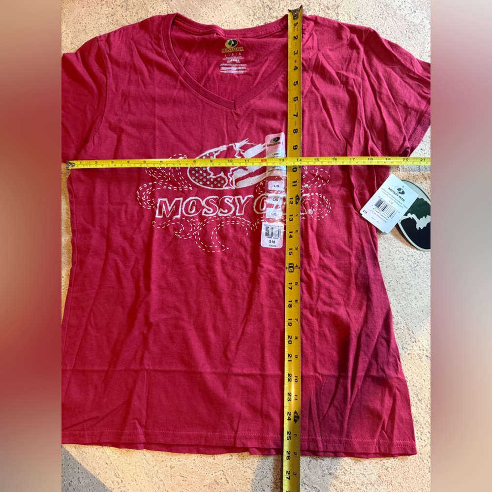 Mossy Oak Red/Burgundy Graphic V-Neck Tee, size L - Picture 3 of 5